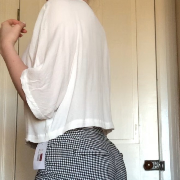 🤍cute flowy top🤍 - Picture 2 of 3